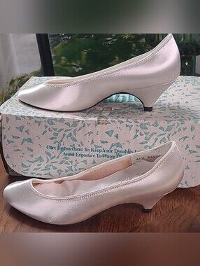New in box! Highlights Dyeables Womens 6.5 Wide formal dress shoes heels